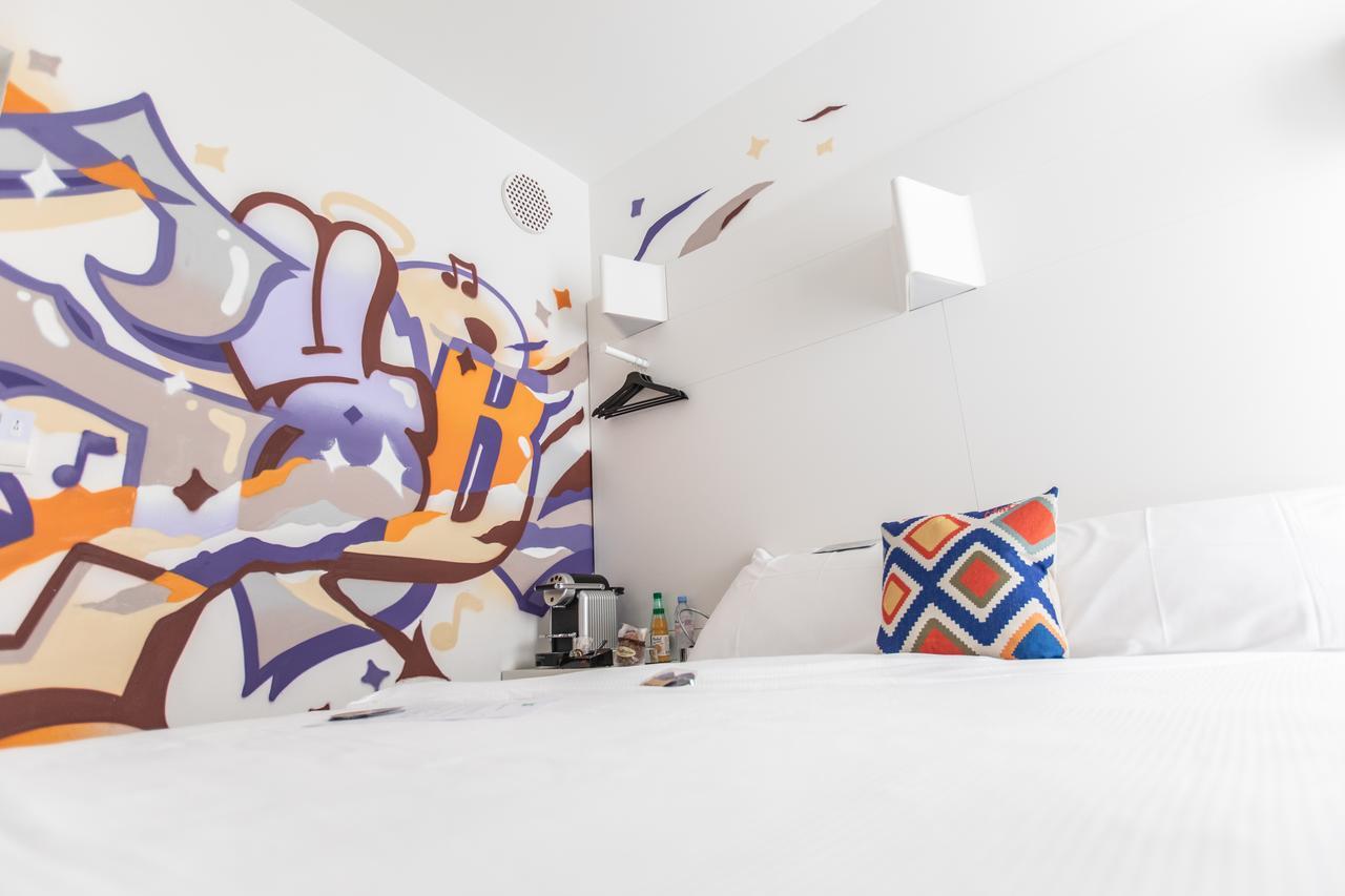 Ibis Styles Lausanne Center Madhouse Buitenkant foto